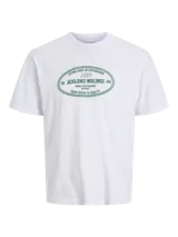 Remera blanca de manga corta y cuello redondo, con fit relajado. Presenta un estampado frontal ovalado en color verde con texto que incluye "ESTABLISHED IN COPENHAGEN 1990 JACK&JONES WORLDWIDE MRK" y la frase "FROM VISION TO REALITY".