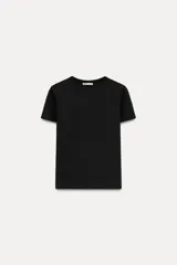 Camiseta negra de algodón, corte slim fit, cuello redondo y manga corta.