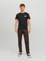 Camiseta negra de manga corta y cuello redondo, con logo Jack & Jones estampado en el pecho.