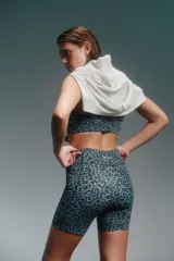 Conjunto deportivo de calza biker y top con estampado animal print en tonos de gris y negro.
