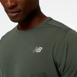Remera de running verde oliva de manga corta, confeccionada en poliéster ligero con tecnología NB DRYx para controlar la humedad.