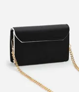 Cartera transversal pequeña de poliuretano negro con detalles en blanco y asa de cadena dorada.