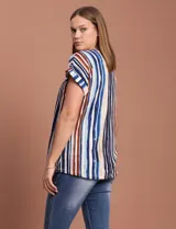 Blusa de seda fría a rayas verticales en tonos azul, marrón, blanco y celeste. Tiene escote en V y cierre frontal parcial con botones.