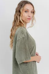 Remera oversize color marrón con efecto lavado, cuello redondo y mangas cortas amplias.