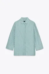 Camisa de mujer con cuello solapa y manga tres cuartos con estampado a rayas verticales verdes y blancas. Cierre frontal con botones ocultos.