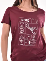 Remera color borgoña con estampado blanco del signo zodiacal Escorpio.