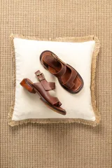 Sandalias negras con plataforma y dos tiras de pelo sintético.