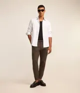 Pantalón jogger color marrón, liso, con ajuste en la cintura y tobillos. Marca Request.