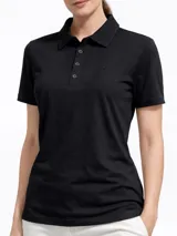 Remera tipo polo roja de algodón, corte clásico, con cuello y mangas acanaladas, y cierre frontal con tres botones.