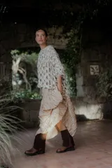 Pollera larga color beige con textura arrugada y abertura frontal.