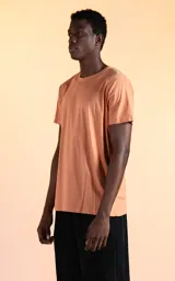Remera color canela de algodón pima peruano, corte slim fit y cuello redondo. Con pliegues diferenciales en cuello, mangas y cintura.
