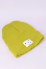 Gorro de lana negro con parche blanco con triángulos negros.