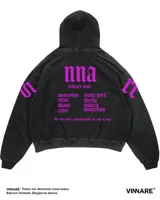 Buzo canguro negro con capucha y cordones ajustables. Estampado en la espalda con el logo de la marca, la frase "Vinnare Tour" y una lista de ciudades.