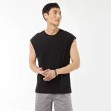 Camiseta negra sin mangas de tejido de canalé.
