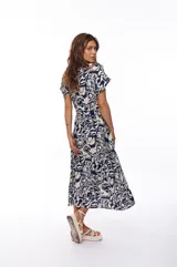 Vestido midi con estampado floral en tonos azul marino y blanco, escote en V, mangas cortas y falda acampanada con cinturón ajustable.