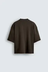 Camiseta negra de corte cuadrado (boxy fit), cuello redondo y mangas cortas. Detalle de costuras en delantero y espalda.
