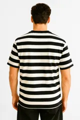 Remera de manga corta a rayas horizontales verdes y blancas, de corte holgado y cuello redondo.