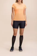 Remera deportiva color durazno, de calce cómodo y tejido microperforado.