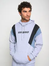 Canguro gris con recortes en negro y celeste en los hombros y mangas, con capucha y cordones ajustables, y logo Umbro estampado en el pecho.