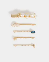 Set de cinco horquillas doradas para el pelo con motivos marinos: una horquilla con forma de clip con conchas, perlas y estrella de mar, y cuatro horquillas con forma de pinza con conchas y estrellas de mar.