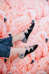 Bailarinas negras con lentejuelas y puntera redondeada. Presentan triple tira con hebilla plateada y talón plateado con glitter.