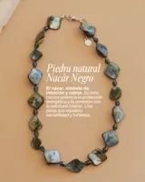 Collar de dos vueltas con cuadrados irregulares de nácar negro y separadores de cristal facetado. Cierre de acero.