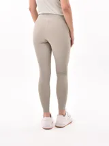 Calza deportiva gris de tiro alto, corte ajustado y largo hasta el tobillo.