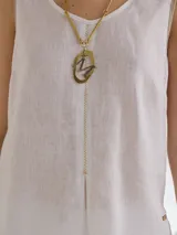 Musculosa blanca de lino con corte holgado y detalles de pespuntes en contraste.