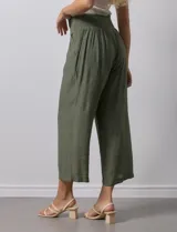 Pantalón palazzo verde militar de gasa bambula marca Nanette, con pretina ancha elastizada en la parte trasera, pierna ancha y short interno.