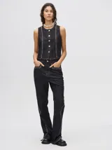 Pantalón de jean azul de tiro alto y corte oxford con apliques metálicos en bolsillos y laterales.