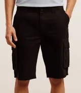 Bermuda cargo de sarga color negro, corte recto, con bolsillos laterales y traseros.