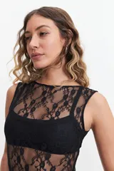 Body negro de encaje con escote recto, sin mangas y espalda descubierta.
