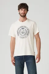 Remera de hombre Levi's de corte relajado, color crudo con estampado circular en el frente con un velero y la leyenda "The Aquatic Cove Coastal Club of San Francisco. Established 1873".