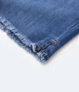 Bermuda ciclista de jeans con elastano, tiro alto y bolsillos.