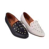 Zapato mocasín color blanco hueso, con puntera fina y apliques de tachas plateadas.