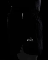 Short de running Nike Running Division, color negro, con short interior gris. Cuenta con tecnología Dri-FIT, tejido Ripstop repelente al agua, bolsillos laterales y trasero con cremallera, y bolsillo interior.