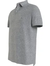 Chomba gris de piqué de algodón elástico, corte regular, cuello clásico y logo de Tommy Hilfiger bordado en el pecho.