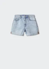 Short de jean celeste, tiro alto, corte mom fit, con bolsillos laterales y traseros, cierre con cremallera y botón, y ruedo con vuelta.