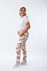 Pantalón babucha de viscosa con estampado camuflado en tonos tierra, corte holgado y cintura elástica ajustable con cordón.