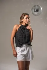 Short de tela similar al lino, color rojo, con pinzas delanteras y bolsillos laterales.