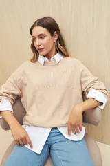 Sweater de punto fino color verde oliva, con calado delicado en hombros y mangas, cuello redondo y mangas largas.
