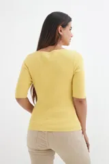 Sweater amarillo de tejido de punto acanalado, con cuello bote y mangas 3/4.