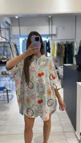 Camisa oversize con estampado de motivos playeros, con cuello clásico y mangas 3/4.