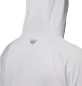 Remera con capucha Columbia PFG Solar Stream Hoodie, color gris claro, de manga larga, con logo de la marca en el pecho y tecnología Omni-Shade™ de flujo de aire de amplio espectro con protección UPF 50 y Omni-Wick™.