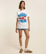 Remera blanca de algodón con corte alargado, cuello redondo y mangas cortas. Estampa frontal con una langosta y la frase "Keep Things Fresh".