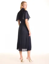 Vestido midi plisado color beige, marca Julia Jordan. Cuello alto con punto smock, mangas amplias tipo mariposa y cintura elastizada con punto smock. Espalda con botones y abertura central. Forro interno a tono.