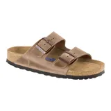 Sandalias Birkenstock Arizona de cuero aceitado color marrón con dos correas ajustables con hebilla metálica y plantilla anatómica de corcho.