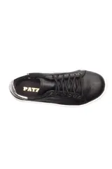 Zapatillas bajas negras de cuero liso, con cordones y suela blanca.