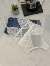 Body blanco de encaje con transparencias y breteles finos regulables.