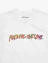 Remera blanca de manga corta con estampado multicolor del logo de la marca Fucking Awesome en el pecho.